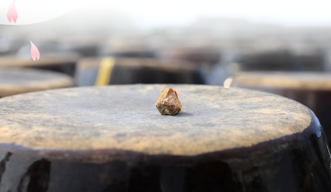 黒酢を入れたかめ壺